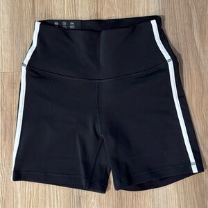 ARITZIA Golden LIFE Atmosphere Hi-Rise 5” Shorts. Size 6. NWT.